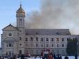 На Львівщині в будівлі колишньої військової частини сталася масштабна пожежа (фото, відео)