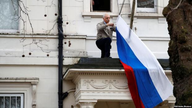 Російських дипломатів видворили додому. Фото: Рейтерс.