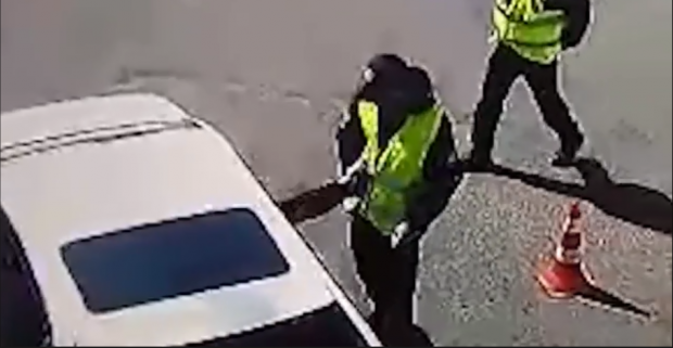 Мажор вдарив копа ногою через вікно. Фото: скріншот з відео.