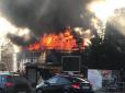 У Росії біля ТРЦ сталася масштабна пожежа, дим видно далеко за межами місця інциденту (фото, відео)
