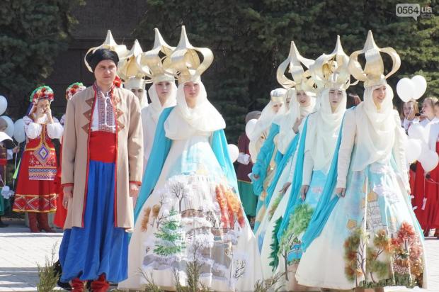 Вбрання дівчат, які танцювали на церемонії, обурило користувачів мережі. Фото:0564.ua
