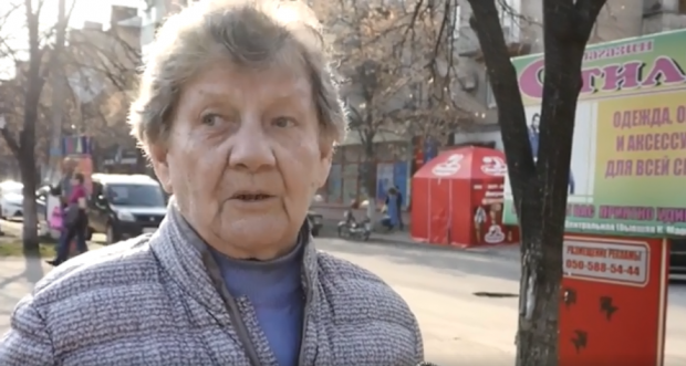Пенсіонерку обурюють розмови українською. Фото: скріншот з відео.