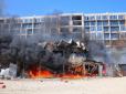 Власник впевнений, що підпалили: На пляжі в Одесі загорівся ресторан (фото, відео)