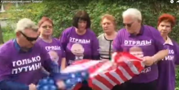Стоп-кадр з відео: Пенсіонери рвуть прапор США