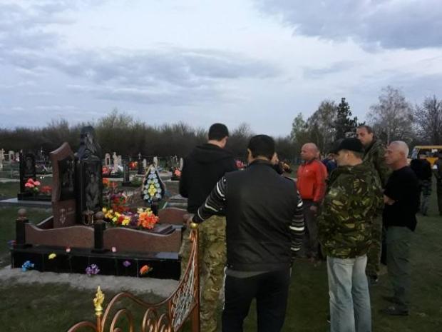 Маршрутника відвезли на кладовище. Фото: скріншот з відео.
