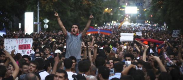 Протести у Вірменії. Ілюстрація:Линия обороны