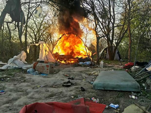 Активісти спалили табір ромів на Лисій горі. Фото:Facebook