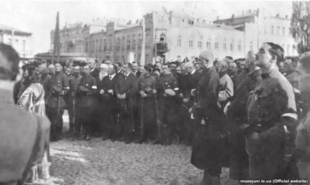 Проголошений гетьманом генерал Павло Скоропадський (в центрі у чорній черкесці) серед своїх прихильників на урочистому молебні на Софійській площі. 29 квітня 1918 року
