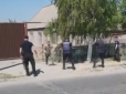 У Запоріжжі поліцейські застосували зброю проти чоловіка, який кидався на них з сокирою (відео)