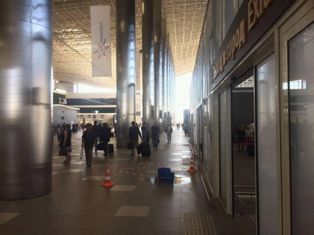 Аеропорт тільки відкрили, а дах вже протікає. Фото: соцмережі.