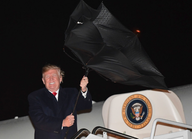 Д.Трамп з вивернутою парасолькою. Фото: Daily Mail
