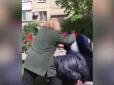 Заважали паркуватись на газоні: У Дніпрі автохам побив пенсіонерів (відео)