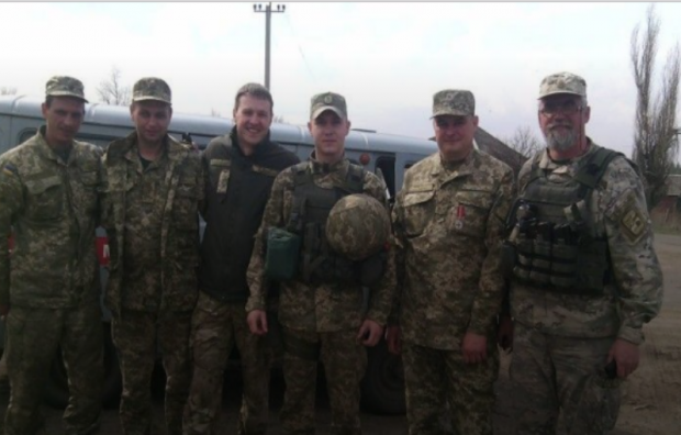 Андрій Павлусик (третій зліва) з побратимами на фронті. Фото:Волинь нова