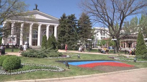 На місці символічної скульптури насипаний з фарбованих камінців "прапор" "ДНР". Фото: Соцмережі