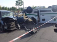 ДТП у Києві: Авто інкасаторів після зіткнення перекинулося на дах, є постраждалі (фото, відео)