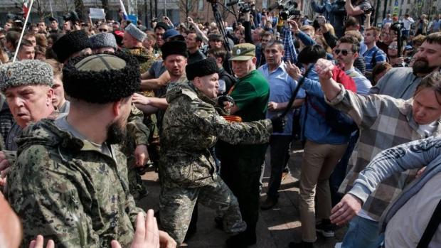 Так звані "казаки" побили учасників акції протесту у Москві. Фото:Twitter