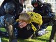 Два громили-поліцаї викручують руки дитині: Невинний школяр став символом акції насильства карателів Путіна у центрі Москви (фотофакт)