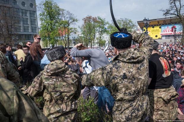 Так звані "казаки" під час розгону протестувальників у Москві. Фото: Обозреватель