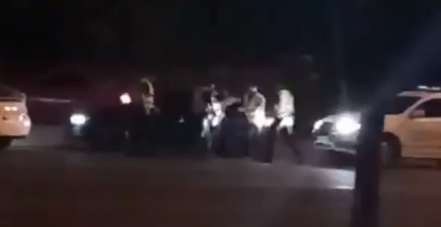Патрульні жорстоко побили невідомого. Фото: скріншот з відео.