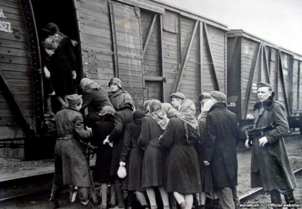 Майбутні остарбайтери біля вагонів перед відправленням до Німеччини, 1942 рік. Фото з виставки «Тріумф людини. Мешканці України, які пройшли нацистські концтабори»