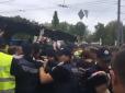 Через вінок у вигляді зірки: Агресивні пенсіонери напали на поліцейських під час акцій 9 травня у Дніпрі (відео)