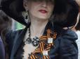 Хіти тижня. Колорадська вдова: У мережі висміяли фото жінки з купою георгіївських стрічок в окупованому Донецьку