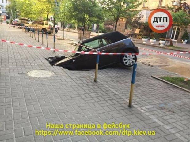 Авто провалилося під землю. Фото: dtp.kiev.ua