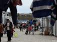 Сон на вулиці і грабунок: Як насправді живуть біженці в Греції (відео)