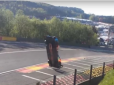 Вітром здуло: Російський гонщик на перегонах у Бельгії потрапив у карколомну аварію (відео)
