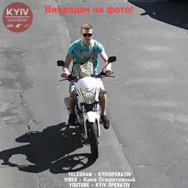 Мотоцикл викрав чоловік у зеленій футболці. Фото: Київ оперативний.
