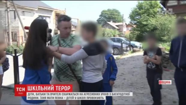 Агресивний школяр тероризує цілу школу. Фото: скріншот з відео.