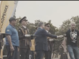 Президент намагався зберегти обличчя: Ветеран АТО відмовився потиснути простягнуту Порошенком руку (відео)