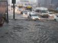 ​Потоки води несли людей і авто: У Туреччині пройшов найсильніший дощ за 100 років (відео)