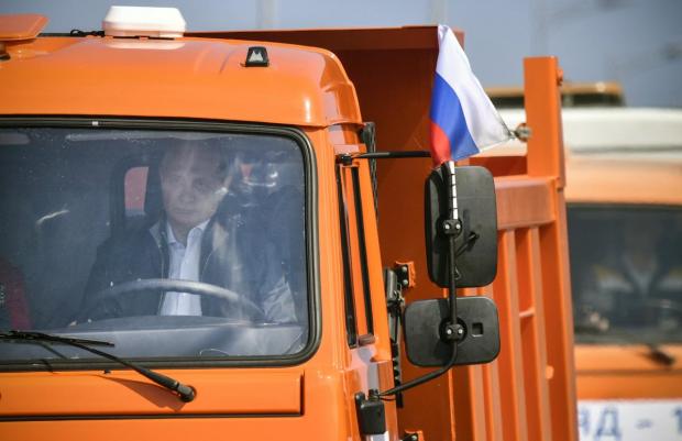 Путін за кермом КамАЗа проїхався по мосту. Фото:УНІАН