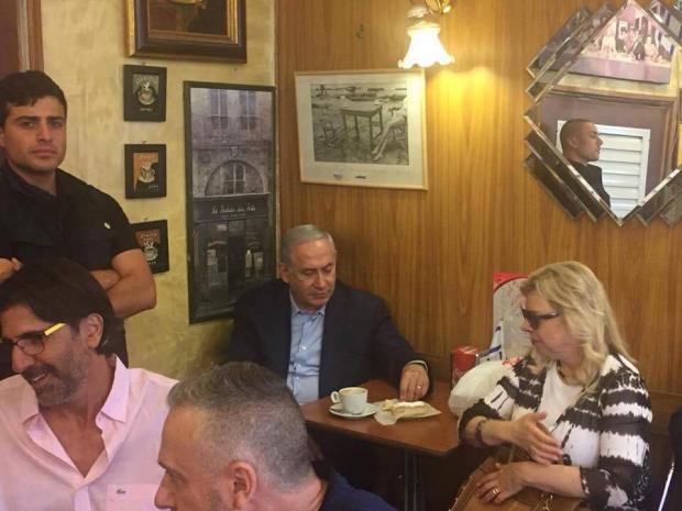 Біньямін Нетаньяху з дружиною у кафе. Фото:Facebook
