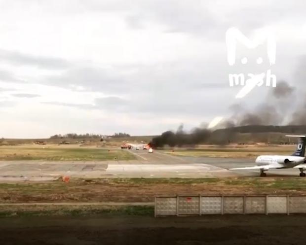 Російський винищувач раптово загорівся. Фото: скріншот з відео.
