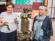 В Одесі з’явилася ще одна бабуся: «Місто скульптур» поповнилося новим експонатом (фото)