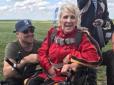 Життя - дивовижна штука: 71-річна українка в інвалідному візку стрибнула з парашутом