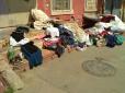 Брутальні сусіди нахабно відібрали у одеситки квартиру, просто викинувши речі на вулицю (фотофакти)