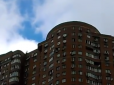 Екстремал вистрибнув із вікна 27-го поверху житлової висотки Києва (відео)