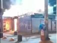 Велика нічна пожежа біля київського метро (відео)