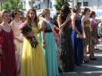 Сексі-фея і барбі в панчохах: Найбезглуздіші сукні випускниць за останні роки