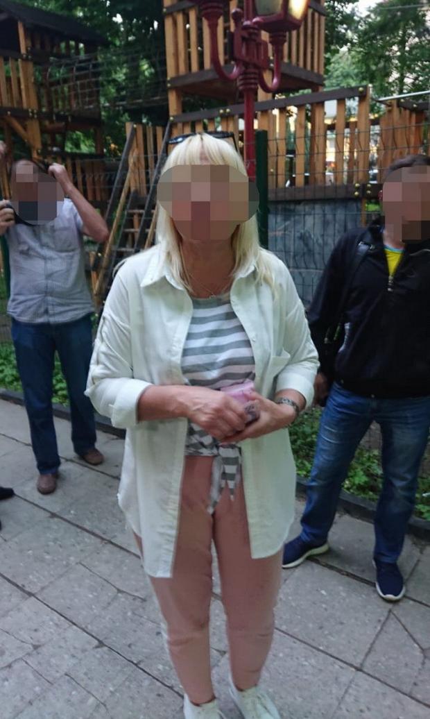Чиновниця з хабарем була затримана в парку Львова. Фото:прес-служба СБУ