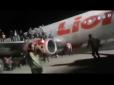 Через жарт про бомбу: Туристи вистрибнули на крило літака (відео)