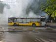 На київській вулиці повністю згорів пасажирський автобус (фото, відео)