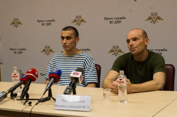 Віталій Чміль, боєць 36-ї бригади морської піхоти (праворуч) - ймовірно дезертирував з частини і сам перейшов лінію розмежування