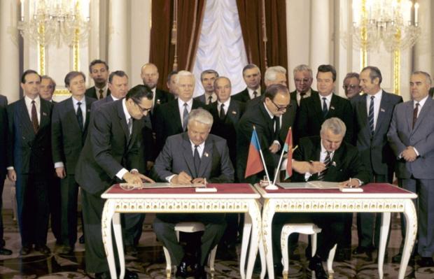 Киев, 19 ноября 1990 - Ельцин и Кравчук подписывают договор, который зафиксировал отказ от территориальных претензий