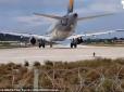 У Греції літак збив з ніг туриста (відео)