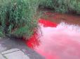 Криваво-червона: Річка в Запоріжжі раптово змінила колір (фото)