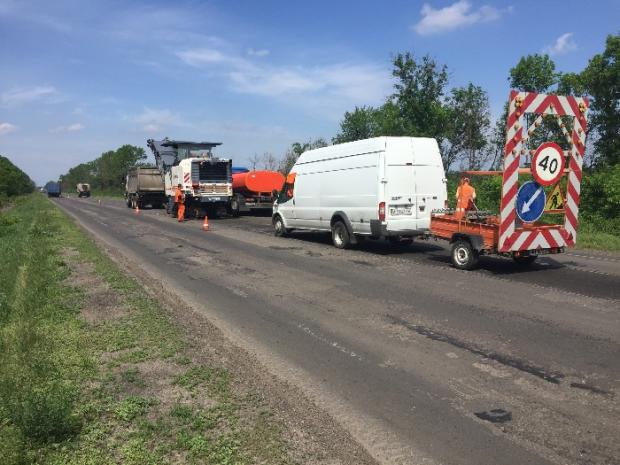 На звільнених територіях почали навіть ремонт доріг. Фото: Донецька ОДА.